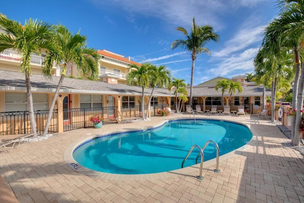 Walk To The Beach And Restaurants! - Coconut Villa'S Suite 2 St. Pete Beach Exteriör bild